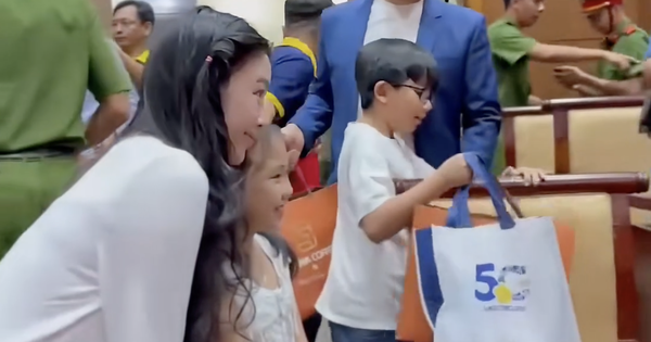 Con gái MC Quyền Linh mặc gì đi từ thiện mà gây bàn tán? avatar1760258713517 17602587140211048945908 0 0 900 1720 crop 17602588430271758034479png