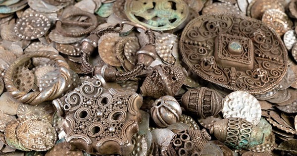 Đào giun câu cá, người đàn ông phát hiện vạc đồng chứa đầy ắp 20.000 vật thể lấp lánh, vô tình khai mở kho báu độc nhất vô nhị avatar1760405165921 1760405166401173996050jpg