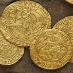 Sửa hàng rào, 2 vợ chồng tìm thấy kho báu bằng vàng trị giá 8,1 tỷ đồng avatar1760601705974 17606017063431569075305jpg