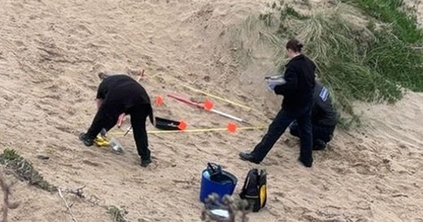 Bé trai đào được thứ đáng sợ trên bãi biển, người lớn lập gọi cảnh sát avatar1760768679216 1760768679569771290566 0 64 315 568 crop 1760768698136434041072jpg