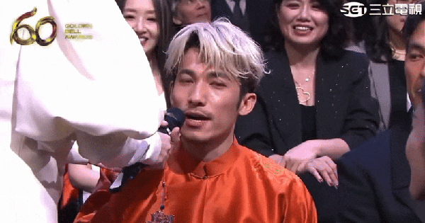 Xôn xao clip Liên Bỉnh Phát “bắn” tiếng Anh giữa lễ trao giải Kim Chung! avatar1760871505925 17608715066171519223070 11 0 430 800 crop 1760871645572531729938gifpng