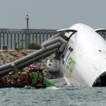 Cận cảnh hiện trường máy bay gãy đôi, 2 nhân viên mặt đất tử nạn thảm khốc ở sân bay Hồng Kông (Trung Quốc) avatar1760938584694 1760938585040268385759jpg