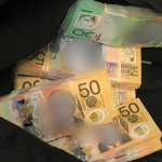 Người đàn ông bỏ lại chiếc túi chứa đầy tiền mặt giữa nơi nghìn người qua lại, dân qua đường lập tức quay video rồi báo cảnh sát avatar1760945260724 17609452611752114784876 55 0 431 602 crop 1760945275095415998385png