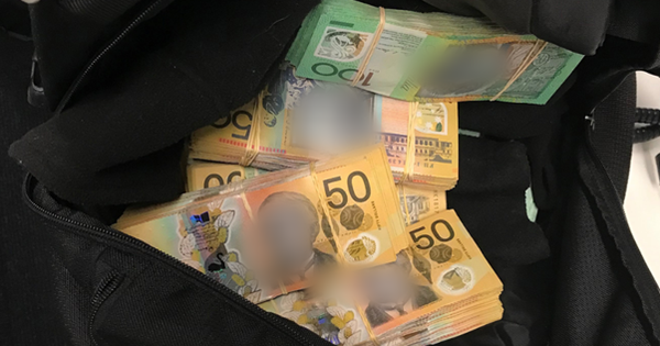 Người đàn ông bỏ lại chiếc túi chứa đầy tiền mặt giữa nơi nghìn người qua lại, dân qua đường lập tức quay video rồi báo cảnh sát avatar1760945260724 17609452611752114784876 55 0 431 602 crop 1760945275095415998385png