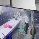 Bảo vệ tòa nhà bị người đàn ông tấn công và chĩa súng vào đầu, đến tối thì chuyện không ngờ xảy ra avatar1761009173143 17610091737961649049745gifpng