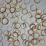 Đột kích 1 sườn đồi không người qua lại, thu giữ nhiều vàng nhẫn và tiền mặt rải rác: Cảnh sát dùng biện pháp nghiệp vụ để vào cuộc avatar1761032001623 1761032002001540064146jpg