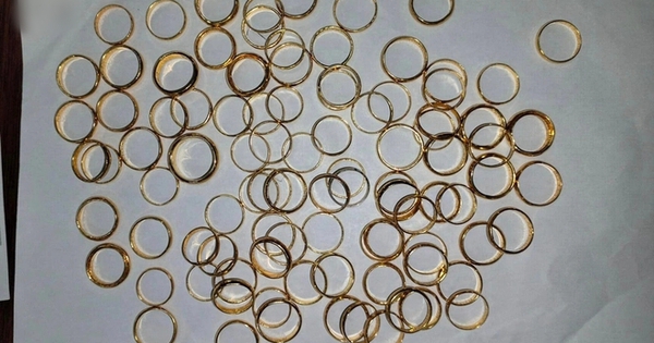 Đột kích 1 sườn đồi không người qua lại, thu giữ nhiều vàng nhẫn và tiền mặt rải rác: Cảnh sát dùng biện pháp nghiệp vụ để vào cuộc avatar1761032001623 1761032002001540064146jpg