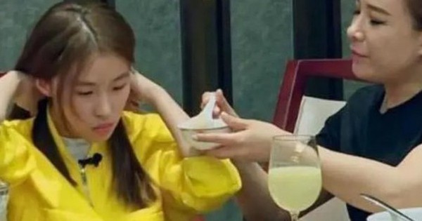 “Em bé khổng lồ” 16 tuổi vẫn được bảo mẫu bón cơm, cắt móng chân, tiêu vặt gần 200 triệu đồng/ngày hiện giờ ra sao?- Ảnh 1.