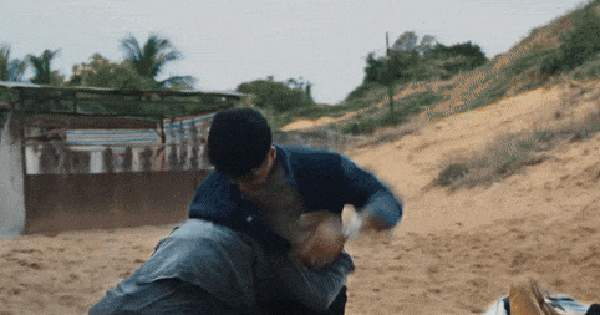 Cảnh ôtô bay giữa chợ, diễn viên bị hất tung qua cửa sổ avatar1761403093681 17614030942921396259008 4 40 257 522 crop 17614031293061489153109gifpng