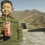 "Cậu bé Trung Quốc đầu tiên uống Coca-Cola" bây giờ ra sao? avatar1761575285497 176157528575811215339 31 0 399 589 crop 17615753195802022099025jpg