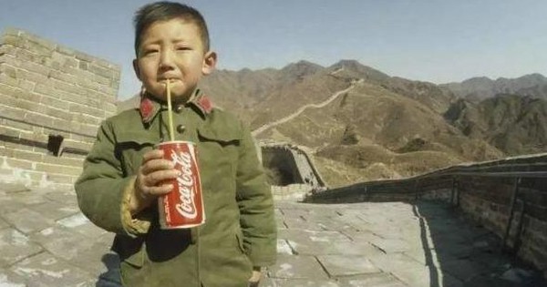 "Cậu bé Trung Quốc đầu tiên uống Coca-Cola" bây giờ ra sao? avatar1761575285497 176157528575811215339 31 0 399 589 crop 17615753195802022099025jpg