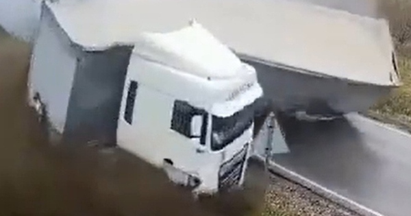 Xe tải mất kiểm soát, đè bẹp ô tô con khiến 2 người tử vong avatar1761622604983 1761622605304287336673 0 52 315 556 crop 17616226442422144810512jpg