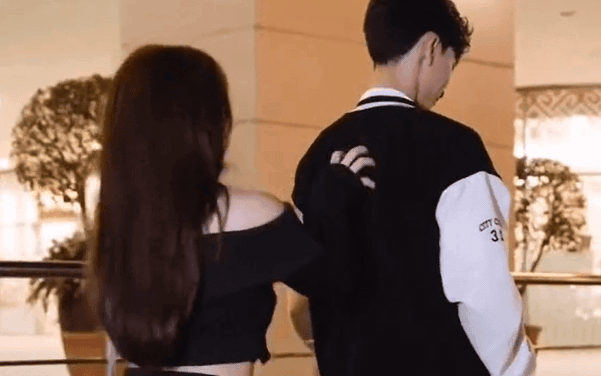 Bắt gặp cặp đôi Vbiz ngầm công khai tình cảm trước hàng trăm người, bảo sao bị đồn hẹn hò suốt 2 năm không dám cãi