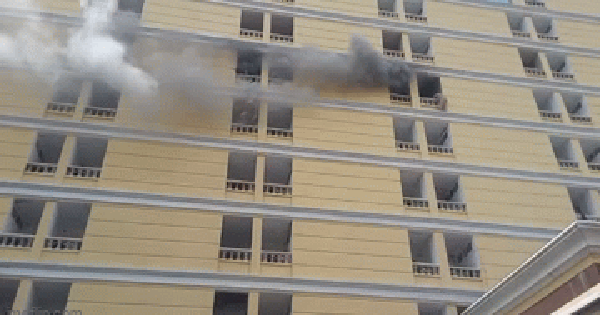 Khách sạn bốc cháy, người đàn ông hoảng sợ nhảy từ trên cao, tử vong thương tâm avatar1761793746574 1761793746883987854243gifpng