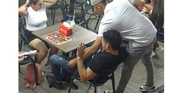 Clip sốc: Nam ca sĩ cùng thực khách bị dí súng, cướp sạch tài sản giữa nhà hàng avatar1761872647106 17618726475961515262986jpg