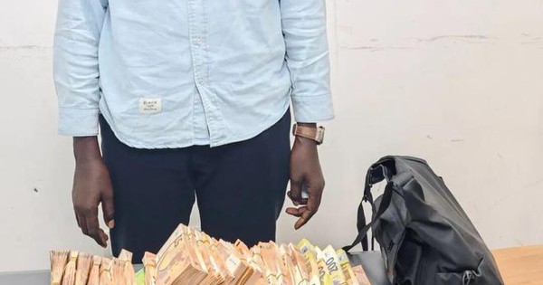 Tịch thu hơn 6,7 tỷ đồng tiền mặt trong balo của 1 du khách khi nhập cảnh tại sân bay avatar1762442308846 17624423093741216010414jpg