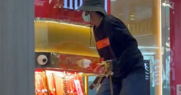 Người đàn ông cầm súng cướp số vàng trị giá 2,7 tỷ đồng avatar1762919327568 17629193279871216888595 0 79 315 583 crop 1762919345113152554293jpg