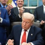 Nóng: Tổng thống Donald Trump ký luật ngân sách, chính phủ Mỹ mở cửa lại avatar1763008626860 17630086273441225976076jpg