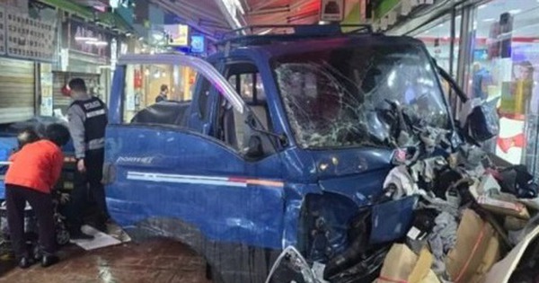 Xe tải đâm vào chợ ở Hàn Quốc, tiếng kêu cứu khắp nơi, nhiều người thương vong avatar1763023466822 1763023467214923775515 0 71 315 575 crop 1763023555081831707966jpeg