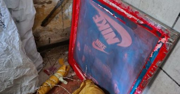 Đột kích một trung tâm mua sắm sầm uất, cảnh sát thu giữ loạt sản phẩm nhái thương hiệu Nike, Puma, quần áo, máy khâu,... số lượng lớn, tổng giá trị hơn 14 tỷ đồng avatar1763095280169 17630952807581898649011png