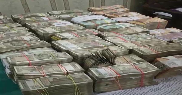 Phát hiện 5,2 tỷ đồng tiền mặt trên chiếc xe ô tô khả nghi avatar1763193036058 176319303668336362017jpg