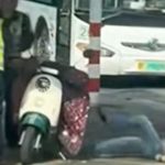 Bị CSGT phạt tiền, người phụ nữ nằm giữa đường giãy giụa avatar1763344885735 1763344886266253223260 0 40 315 544 crop 17633449514551229161802jpg