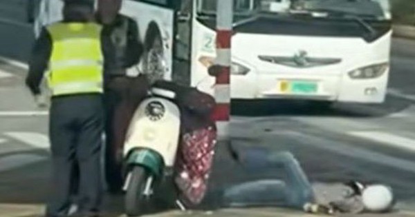 Bị CSGT phạt tiền, người phụ nữ nằm giữa đường giãy giụa avatar1763344885735 1763344886266253223260 0 40 315 544 crop 17633449514551229161802jpg