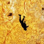 Bức ảnh "Người rơi trên Mặt trời" đang gây sốt khắp cõi mạng được chụp như thế nào? avatar1763373993222 17633739939012088354407 0 31 315 535 crop 1763374001178927428619jpg