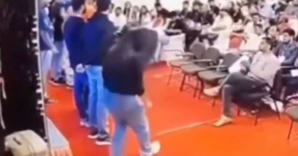 Đang đứng trên sân khấu, cô gái đột nhiên ngã gục rồi tử vong avatar1763524291331 17635242918231086775610 0 0 315 504 crop 17635243286571657396801jpg