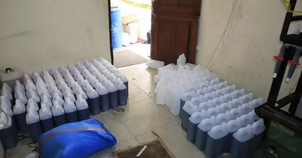 Đột kích một cơ sở in lụa, công an bất ngờ tóm gọn đường dây sản xuất nước giặt giả, tịch thu hàng trăm can nhựa chứa hóa chất cùng máy trộn công nghiệp avatar1763714900519 17637149007991373799937png