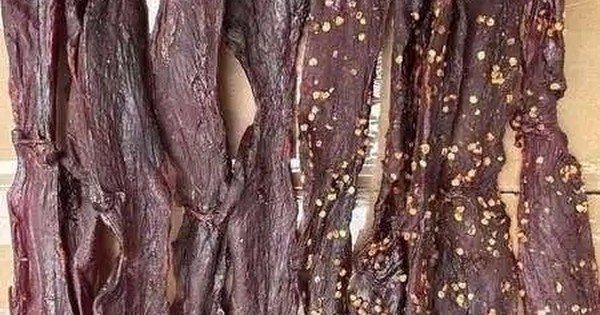 Đột kích nhà máy bí ẩn trên núi, cảnh sát triệt phá đường dây làm thịt bò khô từ vịt: Giá rẻ gấp 6 lần vốn, thu tới 36 tỷ/tháng avatar1763786636038 1763786636597449758406 0 32 281 482 crop 17637866533311540612224jpg