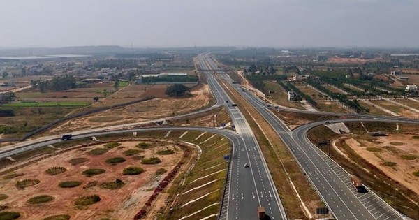 Đột kích 15 địa điểm, triệt phá đường dây làm giả giấy tờ chiếm đoạt đất công, tịch thu vàng thỏi trị giá hơn 2 tỷ đồng cùng hơn 4 tỷ đồng tiền mặt, phong tỏa 22 tỷ đồng cổ phiếu avatar1763805506918 17638055073911631992406jpg