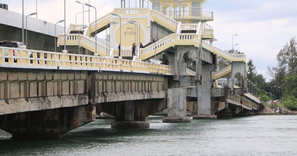 Người đàn ông cố tình lao ô tô xuống sông, nhân viên cứu hộ sửng sốt khi nhìn vào bên trong xe avatar1763961490591 17639614911261092591051jpg