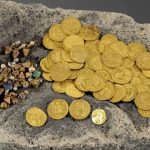 Tình cờ đi ngang một tảng đá lớn, người phụ nữ bất ngờ phát hiện 97 đồng tiền vàng nguyên chất cùng hàng chục món trang sức tinh xảo avatar1763972860646 1763972861118771531553jpg