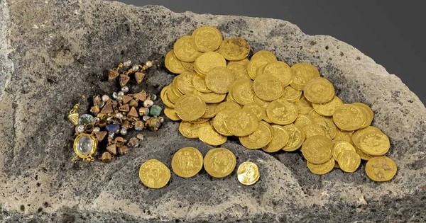 Tình cờ đi ngang một tảng đá lớn, người phụ nữ bất ngờ phát hiện 97 đồng tiền vàng nguyên chất cùng hàng chục món trang sức tinh xảo avatar1763972860646 1763972861118771531553jpg