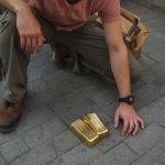 Phát hiện thỏi vàng hơn 2 kg trị giá gần 7,4 tỷ đồng trên đường khi đang đi ship hàng avatar1763977684660 17639776851261651940566jpg