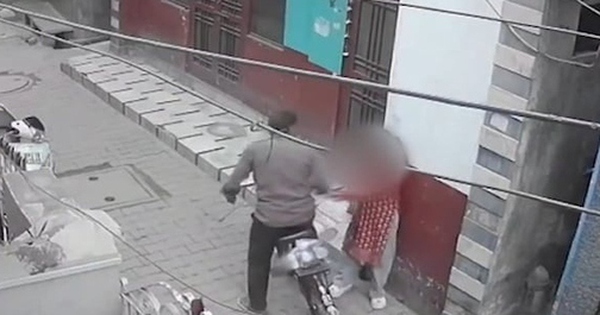 Người đàn ông bị camera ghi lại hành động gây sốc trên phố avatar1763977927613 17639779281371511191805 0 66 315 570 crop 17639779393001929923386jpg