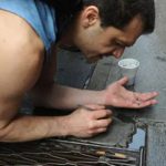 Phát hiện rất nhiều vàng trong các rãnh cống trên vỉa hè avatar1764153422409 1764153423408521699449jpg