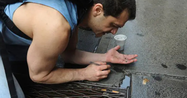 Phát hiện rất nhiều vàng trong các rãnh cống trên vỉa hè avatar1764153422409 1764153423408521699449jpg