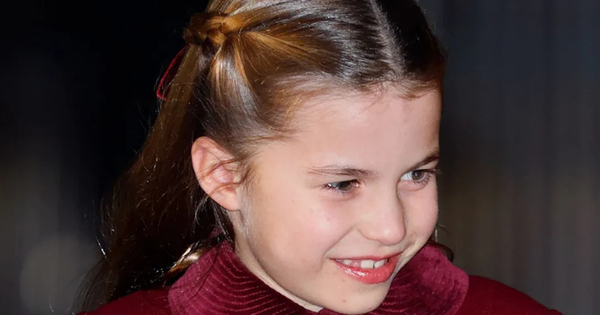 Khoảnh khắc dễ thương của Công chúa Charlotte khiến "nhà may hoàng gia" tự hào muốn rơi nước mắt avatar1764232562957 17642325634591982929271 0 55 419 725 crop 1764232578364972674790png