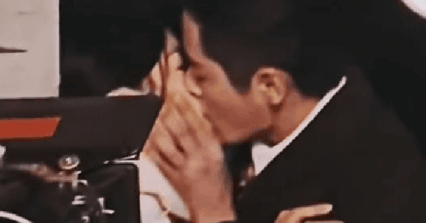 Bắt gặp cặp đôi ngôn tình hôn nhau quá dữ giữa chốn đông người: Nhà trai đẹp đỉnh, xem mà không thở nổi avatar1764326260514 17643262613471242561743 26 0 269 464 crop 17643263933421737349564gifpng