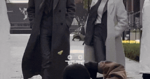 Tổng tài GenZ này sẽ cho bạn biết cao 1m90 mặc măng tô đẹp như nào: Nhìn thôi đã thấy sang tới nóc avatar1764506303972 17645063049081917133806 0 0 377 720 crop 1764506406600886622859gifpng