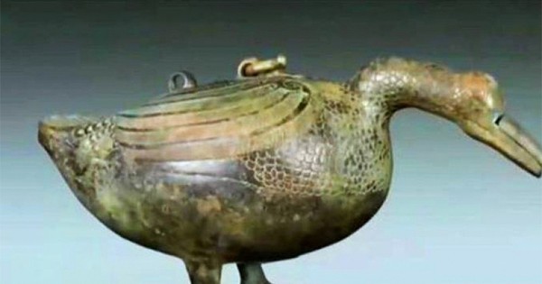 Nghi đồ cổ mua 1,5 tỷ đồng là giả, cô gái đi giám định và hết hồn khi biết giá avatar1764572419835 1764572420725431068458jpg