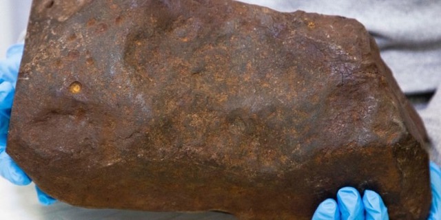 Tưởng nhặt được khối vàng 17 kg trị giá 60 tỷ đồng trong công viên, người đàn ông ‘ngã ngửa’ khi biết giá trị thật của kho báu trong tay- Ảnh 1. Tưởng nhặt được khối vàng 17 kg trị giá 60 tỷ đồng trong công viên, người đàn ông ‘ngã ngửa’ khi biết giá trị thật của kho báu trong tay- Ảnh 1.