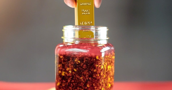 Phát hiện 2 thanh vàng ròng trị giá hơn 120 triệu đồng trong lọ sa tế, ngã ngửa khi sự thật sáng tỏ avatar1764747131054 1764747131723256606715jpg