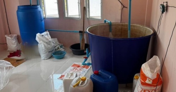 Một trung tướng người Thái Lan chỉ huy cuộc đột kích, tóm gọn đường dây sản xuất nước tương, cà phê giả quy mô lớn, tịch thu hơn 240.000 sản phẩm và loạt chai lọ, máy trộn avatar1764765361947 17647653625511090063730jpg