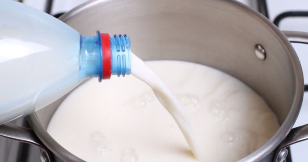 Nhận tin mật rồi đột kích một ngôi nhà, công an triệt phá đường dây sản xuất sữa giả từ hóa chất tại Ấn Độ, tịch thu hơn 200 lít dung dịch chuẩn bị đưa ra thị trường avatar1764855601712 1764855602230714173856jpg