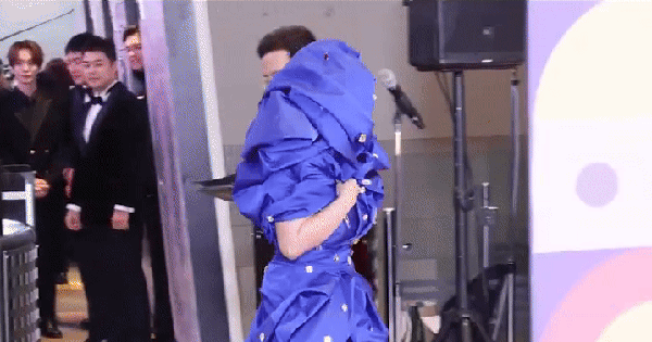 Ngôi sao quyền lực N. bị nhân viên đồng loạt "lột mặt nạ" lạm dụng quyền lực, kiện đòi bồi thường số tiền khủng avatar1764902145553 176490214629467171418 0 1 377 720 crop 1764902172182362167918gifpng