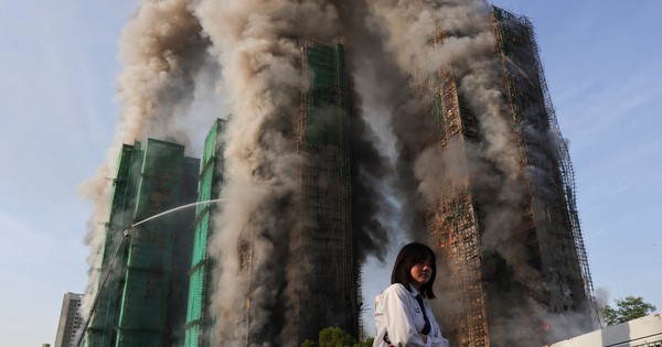 Hong Kong đồng loạt gỡ lưới che công trình sau vụ cháy chung cư kinh hoàng avatar1764921309801 17649213102701095532076jpg