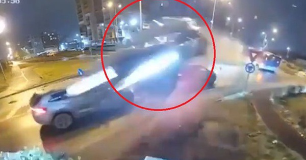 Mercedes đâm vào bùng binh rồi bay lên trời như phim hành động avatar1765011427841 1765011428180755690007 0 35 315 539 crop 17650114637271191467523jpg